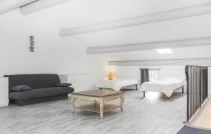 Hebergement Saint-Restitut Villa Sleeps 18 Pool Air Con WiFi : photos des chambres