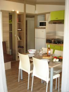 Hebergement Camping Frederic Mistral : photos des chambres