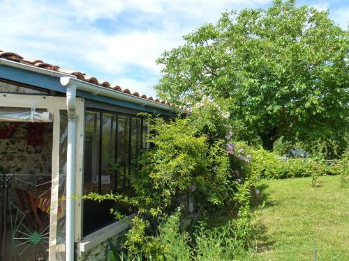 la maison bleue : Chambres d'hotes/B&B proche de Saint-Hilaire-de-Loulay