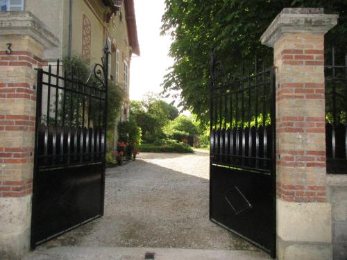 Villa Maziere de St Loup : Chambres d'hotes/B&B proche de Rousson
