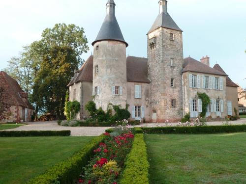 Château de Clusors : Chambres d'hotes/B&B proche de Pouzy-Mésangy