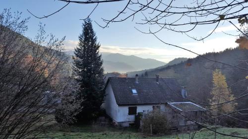 La Petite Maison dans la Vallée : Hebergement proche de Lamadeleine-Val-des-Anges