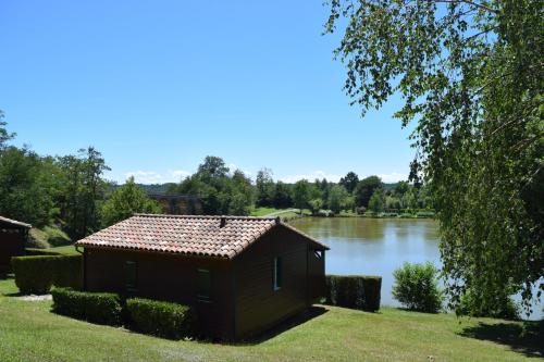 Camping - Village Vacances du Lac : Hebergement proche de Sarrecave