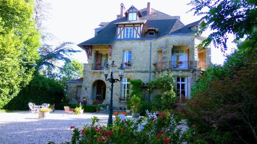Chambres d'Hôtes-Château Constant : Chambres d'hotes/B&B proche de Le Grand-Bourg