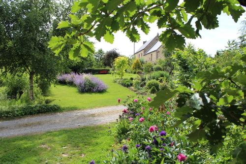 Au Jardin Des Violettes : Chambres d'hotes/B&B proche de Saint-Evroult-de-Montfort