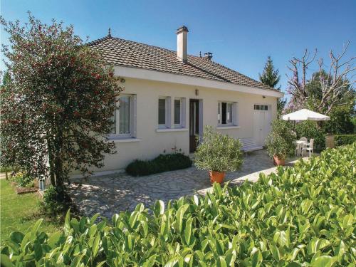 Three-Bedroom Holiday Home in Plazac : Hebergement proche de Savignac-de-Miremont
