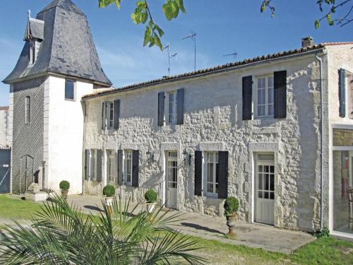 Holiday Home Beurlay Rue Rene Caille : Hebergement proche de Saint-Coutant-le-Grand
