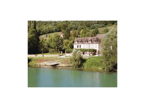 Four-Bedroom Holiday Home in Jaulgonne : Hebergement proche de Château-Thierry