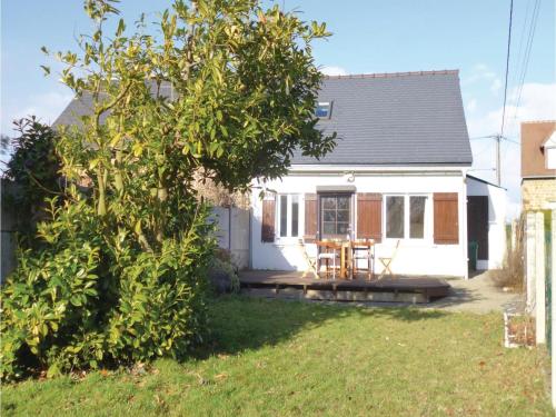 Two-Bedroom Holiday Home in Moulines : Hebergement proche de Fougerolles-du-Plessis