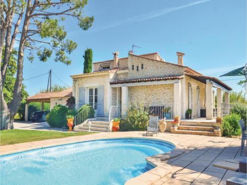 Three-Bedroom Holiday Home in Gignac La Nerthe : Hebergement proche de Saint-Victoret