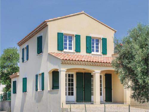 Three-Bedroom Holiday Home in Lancon de Provence : Hebergement proche de Grans