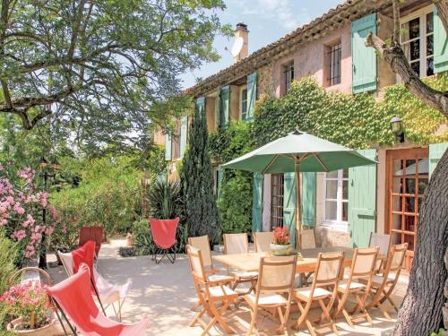 Five-Bedroom Holiday Home in Mondragon : Hebergement proche de Lamotte-du-Rhône