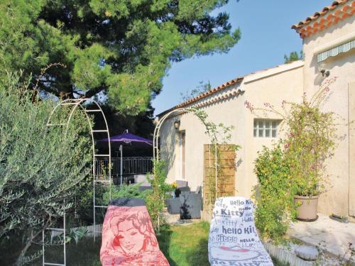 Holiday home Chateauneuf De Gadagne with Outdoor Swimming Pool 432 : Hebergement proche de Châteauneuf-de-Gadagne
