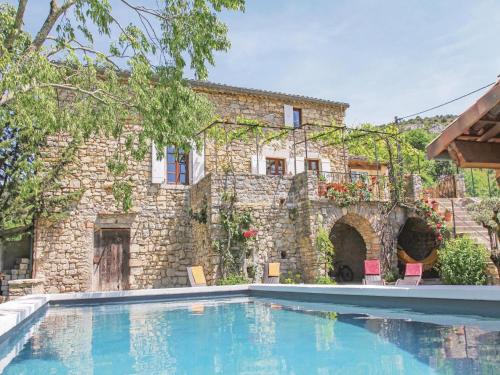 Three-Bedroom Holiday home Rochecolmbe with a Fireplace 05 : Hebergement proche de Saint-Sernin