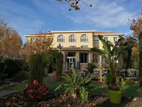 Adonis Sanary Grand Hôtel des Bains : Hotel proche de Sanary-sur-Mer