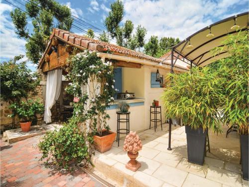 Studio Holiday Home in Arles, Alberon : Hebergement proche de Bellegarde