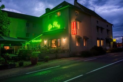 Hotel Restaurant La Place : Hotel proche de Savigny-sur-Grosne