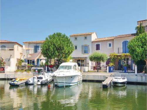 Three-Bedroom Holiday Home in Aigues-Mortes : Hebergement proche de Saint-Laurent-d'Aigouze