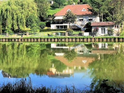 Villa Castel Danynou : Chambres d'hotes/B&B proche de Tamnay-en-Bazois