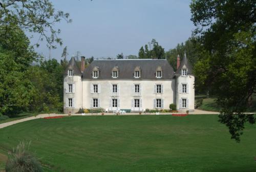 Château de La Ville-Huë : Chambres d'hotes/B&B proche de Baulon