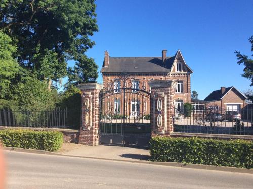 L'hostellerie du chateau : Chambres d'hotes/B&B proche de Hyencourt-le-Grand