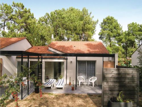 Two-Bedroom Holiday Home in La Faute sur Mer : Hebergement proche de L'Aiguillon-sur-Mer