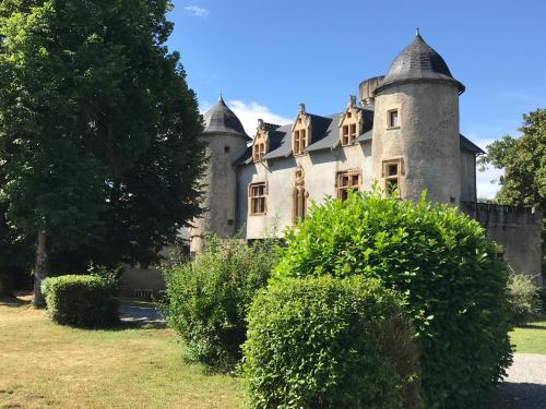 Chateau Mariande : Chambres d'hotes/B&B proche d'Eoux