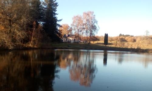 Walnut Tree Lake : Hebergement proche de Saint-Cyr-les-Champagnes