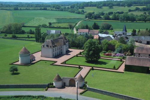 Les Residences du Chateau de Vianges : Hebergement proche de Roussillon-en-Morvan