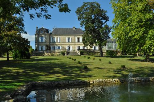 Chateau Carbonneau : Chambres d'hotes/B&B proche de Saint-Ferme