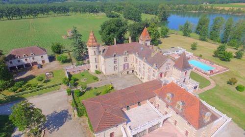 Château de Lastours : Chambres d'hotes/B&B proche de Saint-Romain-le-Noble