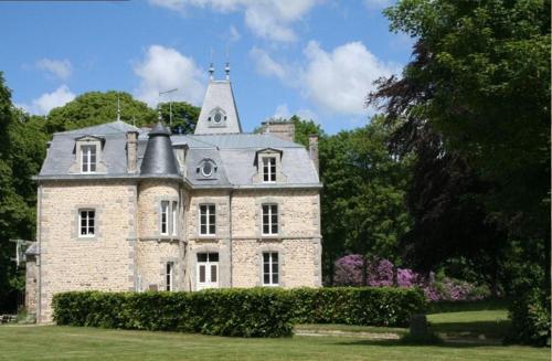 Au Château : Chambres d'hotes/B&B proche de Le Tanu
