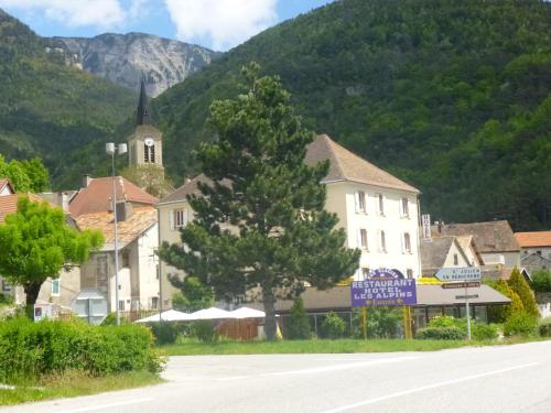 Hôtel Restaurant Les Alpins : Hotel proche de La Haute-Beaume