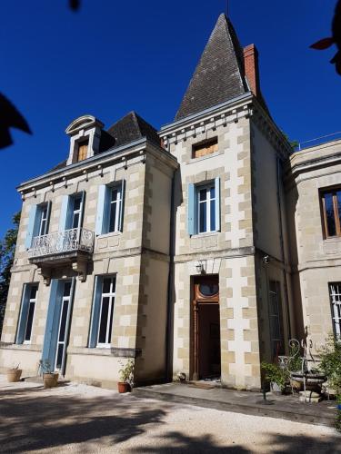 Chateau de L'Allee : Chambres d'hotes/B&B proche de Bourran