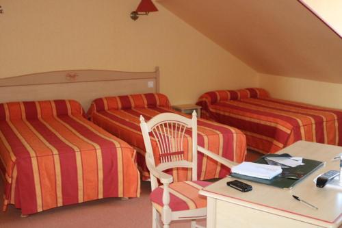 Logis Le Port Saint Aubin : Hotel proche de Daumeray