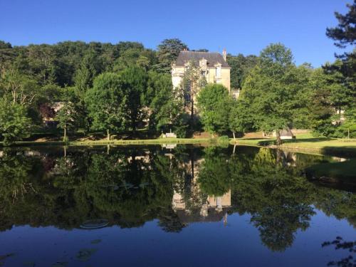Gite La Suite Ducale Chateau La Roche Racan : Hebergement proche de Beaumont-sur-Dême