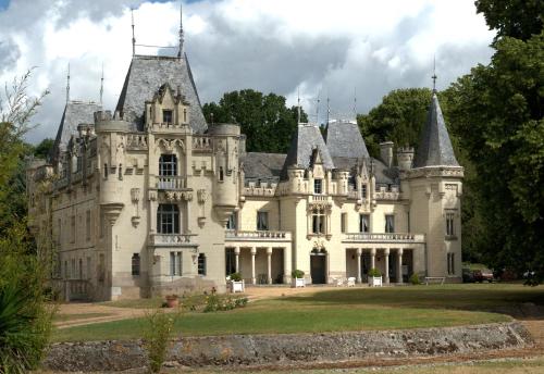 Chateau de Salvert - Gites : Hebergement proche de Linières-Bouton