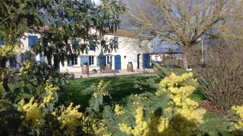 La Closerie du Chêne Bleu : Chambres d'hotes/B&B proche de Saint-Martial-de-Mirambeau