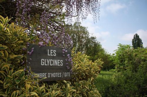 Les Glycines : Chambres d'hotes/B&B proche de Saint-Martial-de-Mirambeau
