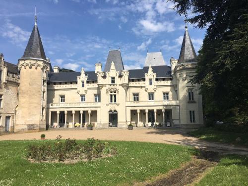 Château de Salvert - Appartement & Chambre d'Hôtes : Chambres d'hotes/B&B proche de Mouliherne