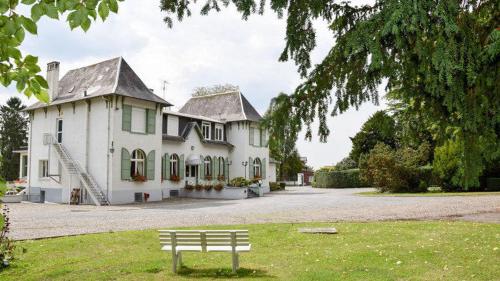 Le Chateau de Neuville : Hotel proche de Sains-Richaumont