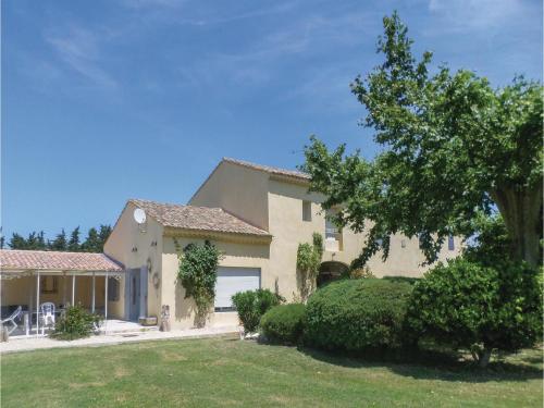 Three-Bedroom Holiday Home in Le Thor : Hebergement proche de Châteauneuf-de-Gadagne