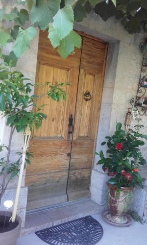 Un nid entre vignes et pierres : Chambres d'hotes/B&B proche de Sardan