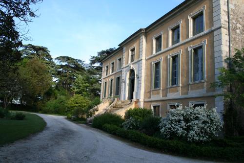 Maison d'Hôtes Domaine de Bernou : Chambres d'hotes/B&B proche d'Auradou