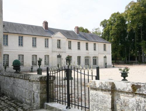 Château de Maudetour : Chambres d'hotes/B&B proche de Serans
