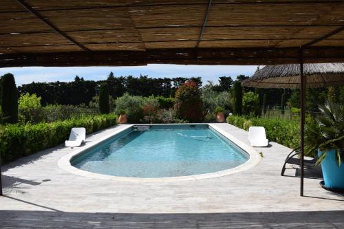 Grande villa avec piscine privative entre St Remy de Provence et Avignon : Hebergement proche de Barbentane