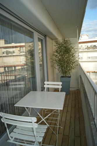 Studio près centre avec balcon, linge et ménage : Appartement proche de Nogent-l'Abbesse