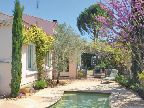 Four-Bedroom Holiday Home in Villeneuve-Les-Avignon : Hebergement proche de Les Angles