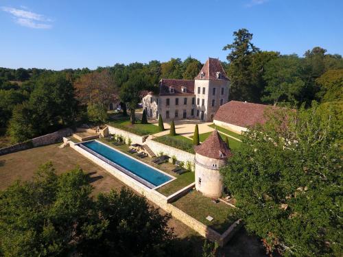 Chateau De Lascoups : Chambres d'hotes/B&B proche de Clermont-de-Beauregard