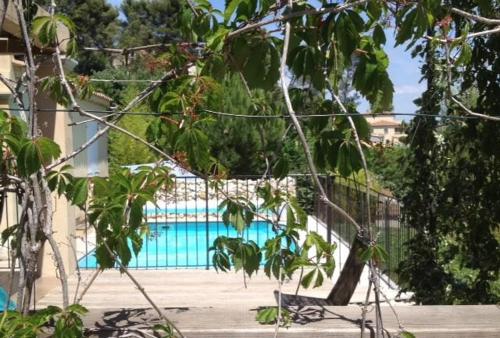 Appartement Rez de jardin de villa, avec terrasse, jardin et piscine : Appartement proche de Belcodène